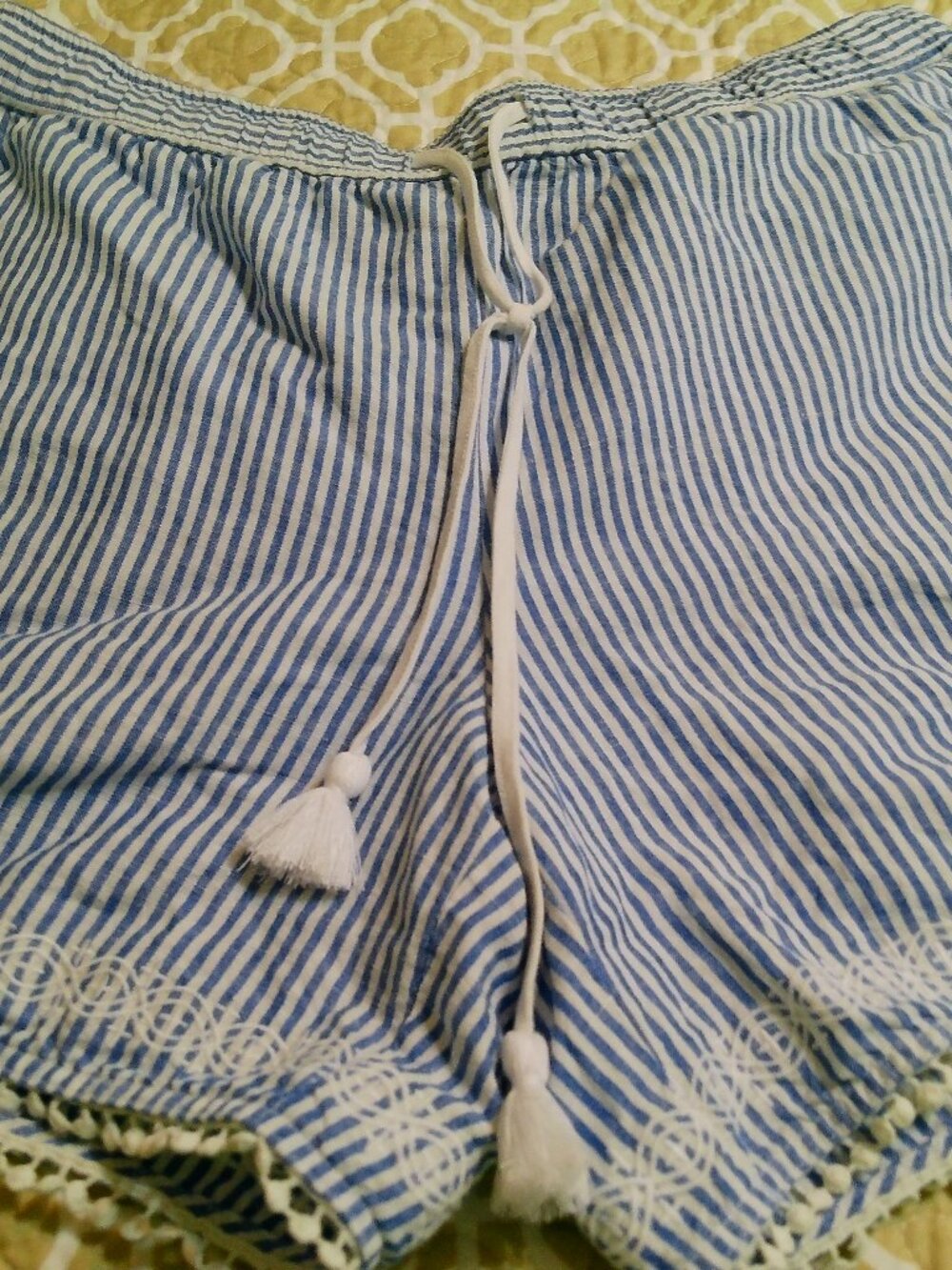 TALBOT SHORTS SIZE MED PULL ON SHORTS WITH DRAWSTRING GOOD CONDITION
